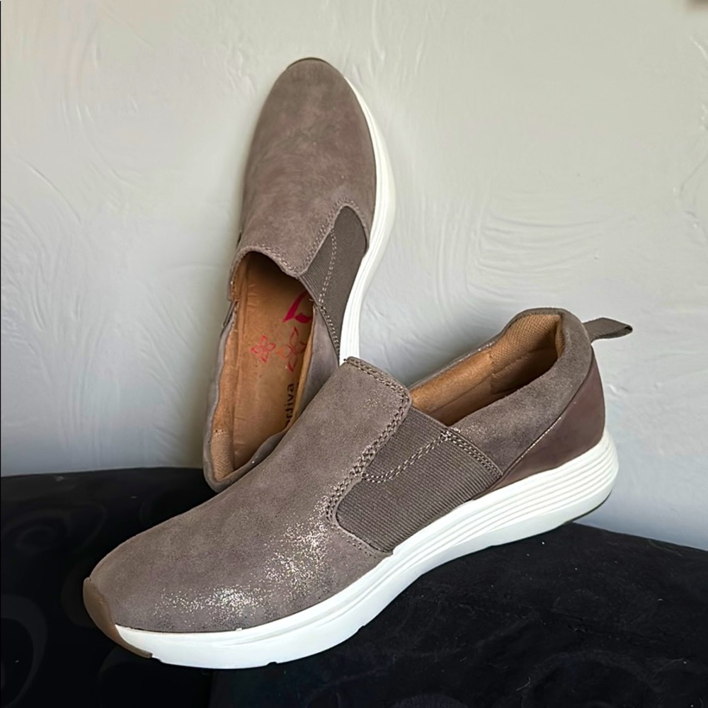 Comforting Align slip-on shoes with a shimmer!